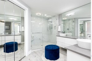 Shower, towels, soap, toilet paper - Luxury Penthouse Style Condo rated the best views in PCB, at Treasure Island (Panama City)