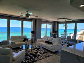 Een smart-tv en een open haard