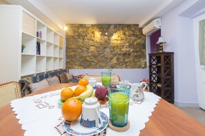 Estúdio romântico | Opções para refeição no quarto