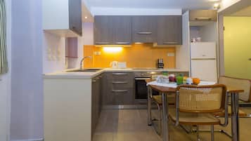 Estudio romántico | Cocina privada | Refrigerador, horno, parrilla de estufa y periquera