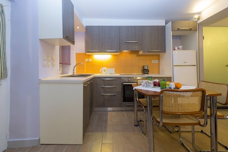 Romantic Studio | Private kitchen | Fridge, oven, stovetop, highchair