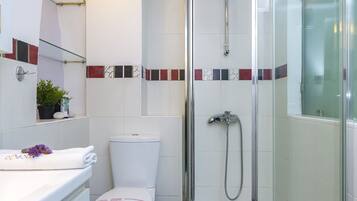 Estúdio romântico | Banheiro | Chuveiro, secador de cabelo, toalhas de banho, papel higiênico