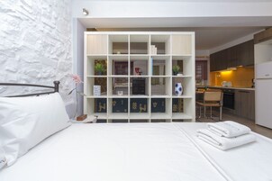 Tabla de planchar con plancha, wifi gratis y ropa de cama 