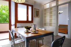 Dining - UR-NEST Fantin, Modern and bright one-bedroom apartment  (Bologna)
