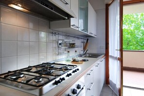 Jääkaappi, mikroaaltouuni, liesi, astianpesukone