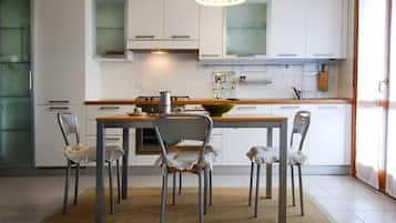 Kühlschrank, Mikrowelle, Herdplatte, Geschirrspüler