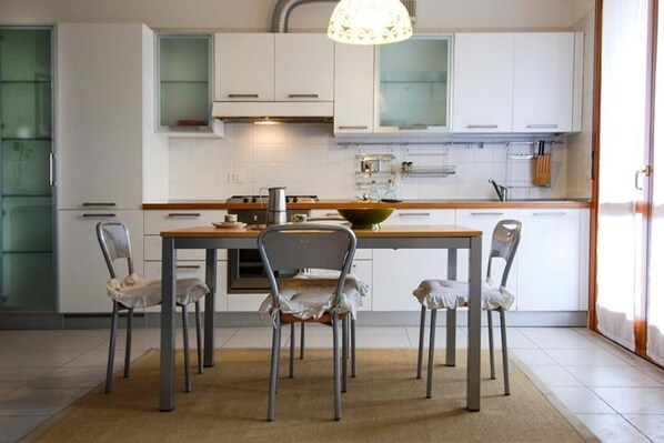 Jääkaappi, mikroaaltouuni, liesi, astianpesukone