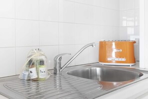 Kühlschrank, Mikrowelle, Herdplatte, Wasserkocher mit Kaffee-/Teezubehör