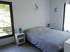 2 slaapkamers, een strijkplank/strijkijzer, reisbedje, gratis wifi