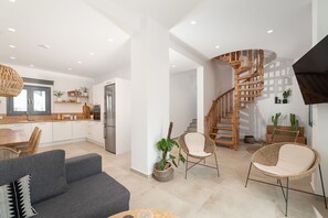 Smart TV, fireplace, books, offices