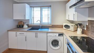 Apartment | Private kitchen | Full-sized fridge, microwave, oven, stovetop
