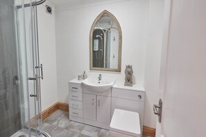 Apartament | Bany | Combinació de dutxa i banyera i articles de tocador gratuïts 