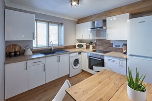Apartment | Private kitchen | Full-sized fridge, microwave, oven, stovetop - Amber Shores (Saltburn-by-the-Sea)