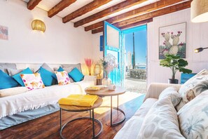 Living area - Eco Fishermans Cottage directly by the sea, quiet harbor/sandy beach, (Arrieta)