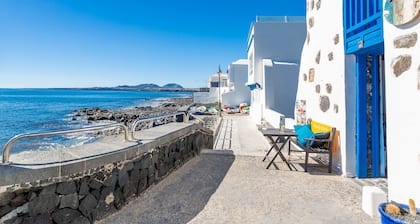 Eco Fishermans Cottage directly by the sea, quiet harbor/sandy beach,