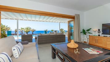 Télévision à écran plat, livres, chaîne hi-fi