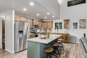 Fridge, microwave, oven, stovetop - Delightful Donnelly Cabin w/ Hot Tub & Great Views (Donnelly)