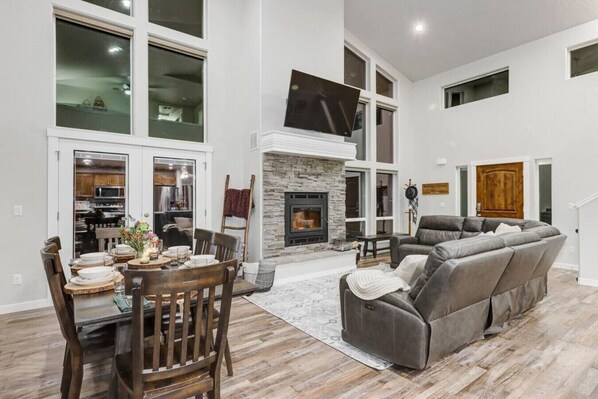 Dining - Delightful Donnelly Cabin w/ Hot Tub & Great Views (Donnelly)