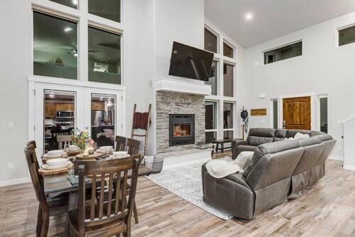 Delightful Donnelly Cabin w/ Hot Tub & Great Views