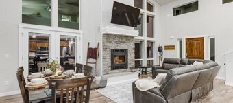 Delightful Donnelly Cabin w/ Hot Tub & Great Views