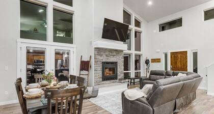 Delightful Donnelly Cabin w/ Hot Tub & Great Views