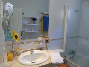 Tina con regadera, secadora de cabello, bidet, toallas