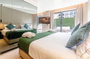 Omid Exclusive | Seprai premium, busa memori, minibar, dan brankas