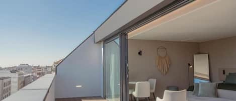 1 kamar tidur, seprai premium, busa memori, dan minibar