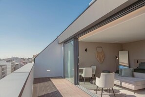 Premium bedding, memory foam beds, minibar, in-room safe