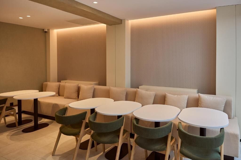 43-inch smart tv with satellite channels, tv, netflix