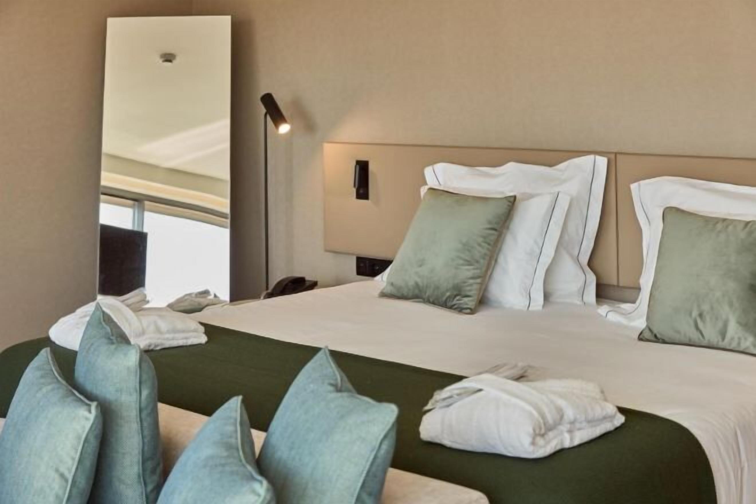 Literie de qualité supérieure, matelas mémoire de forme, minibar