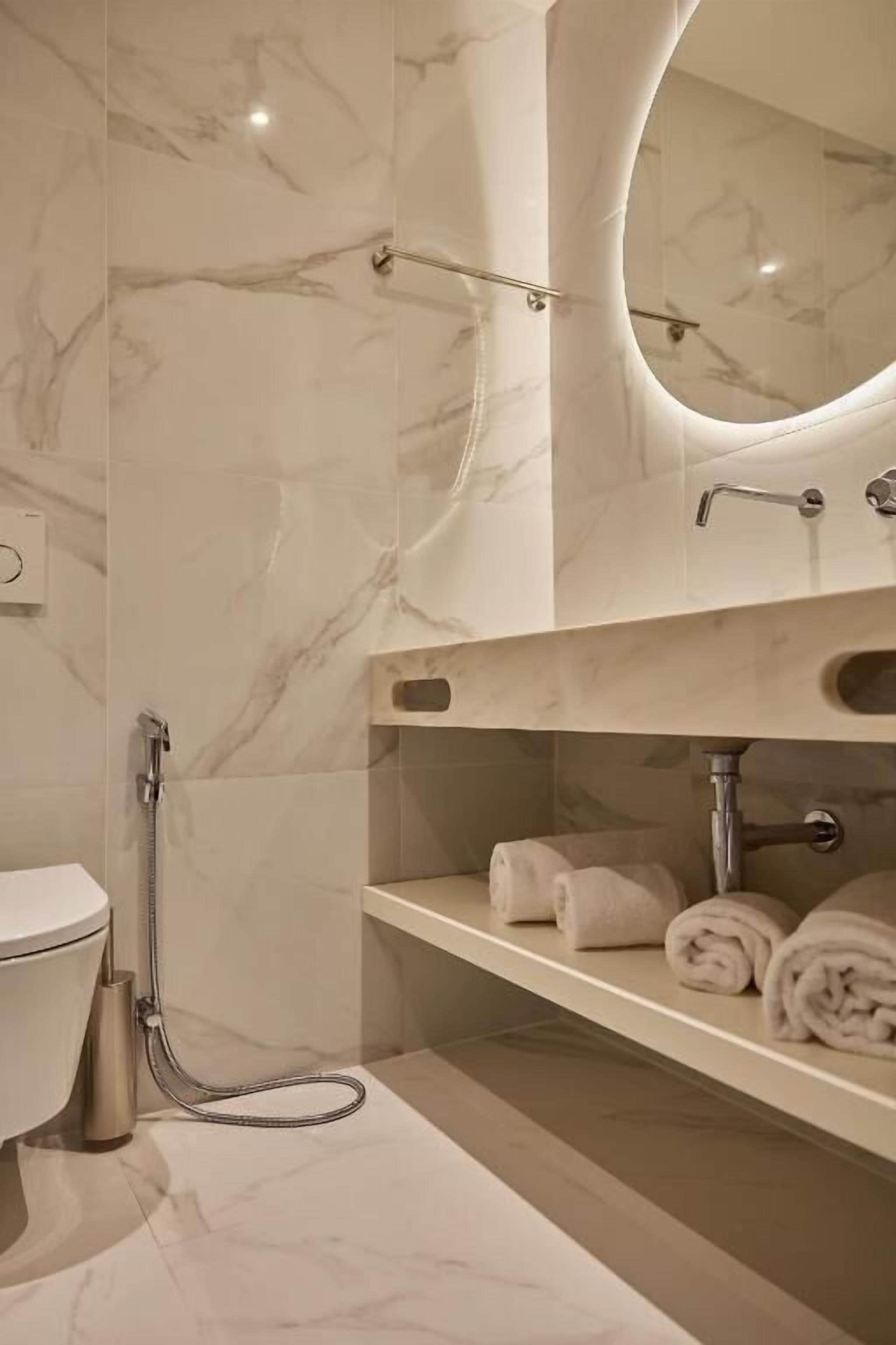 omid twin | bathroom | shower, rainfall showerhead, free toiletries, hair dryer