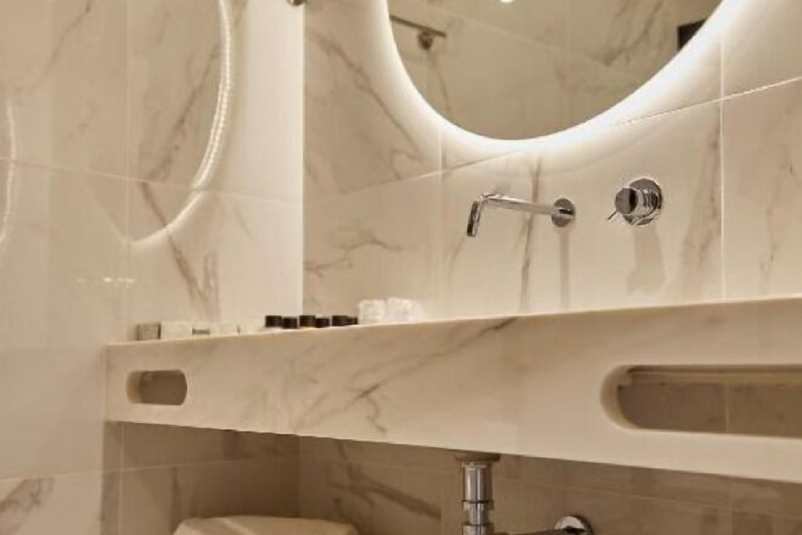 Shower, rainfall showerhead, free toiletries, hair dryer