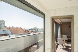 Omid Premium | Seprai premium, busa memori, minibar, dan brankas