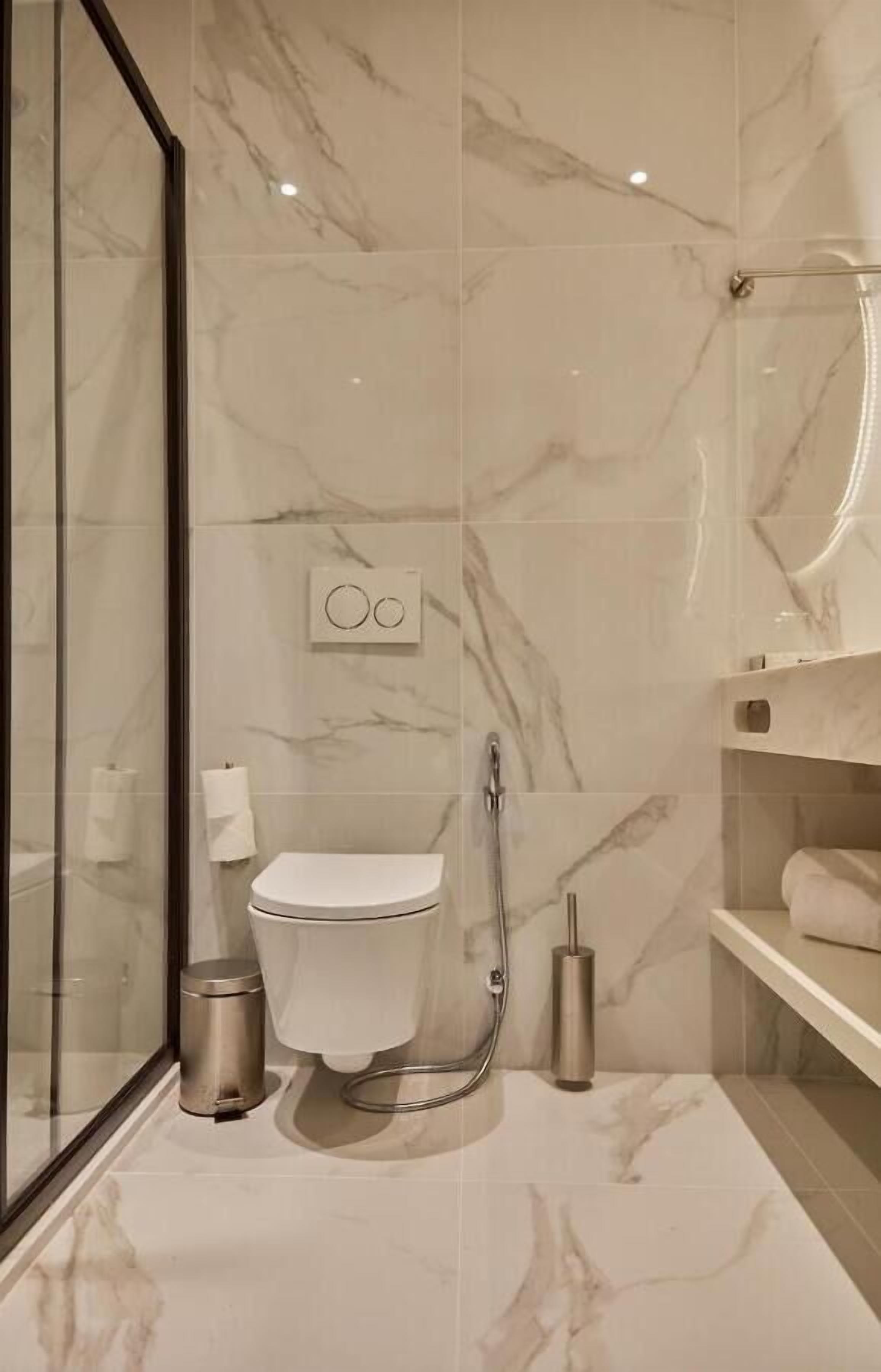 shower, rainfall showerhead, free toiletries, hair dryer