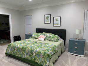 6 bedrooms, desk, travel crib, free WiFi - FUN IN THE SUN with a saltwater pool (Wilmington)