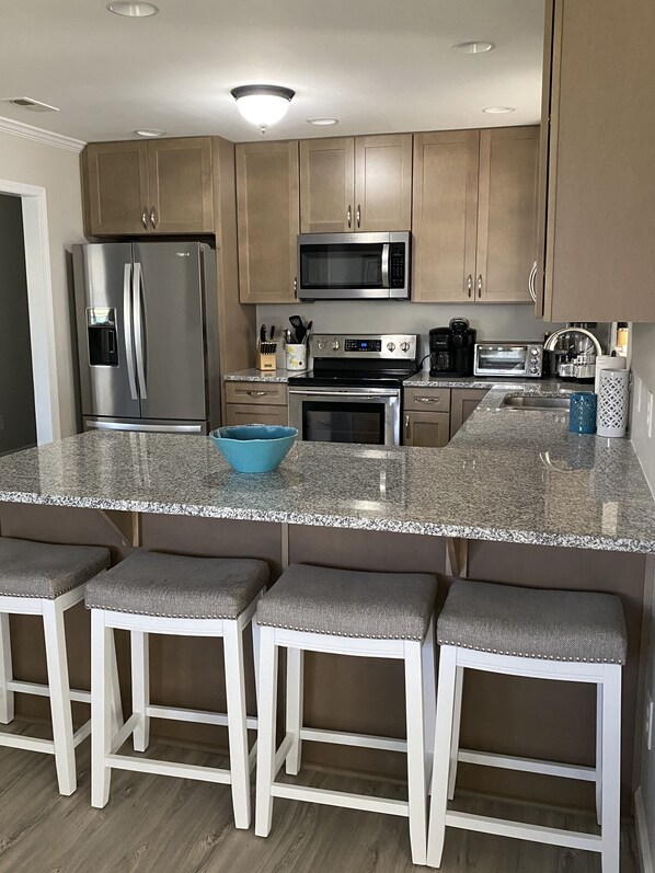 Fridge, microwave, oven, stovetop - FUN IN THE SUN with a saltwater pool (Wilmington)