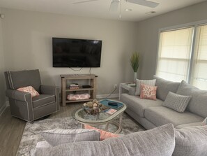 Smart TV, foosball, table tennis, books - FUN IN THE SUN with a saltwater pool (Wilmington)