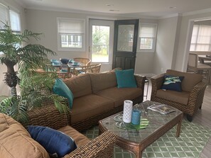 Smart TV, foosball, table tennis, books - FUN IN THE SUN with a saltwater pool (Wilmington)