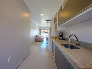 Geladeira, micro-ondas, fogão, cooktop