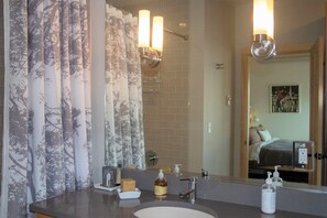 Combined shower/bathtub, hair dryer, towels