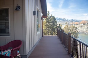 Terrace/patio - Rive Gauche -Waterfront Studio Apartment in Gardiner Just Outside Yellowstone (Gardiner)
