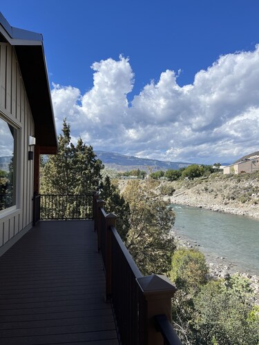 Rive Gauche -Waterfront Studio Apartment in Gardiner Just Outside Yellowstone