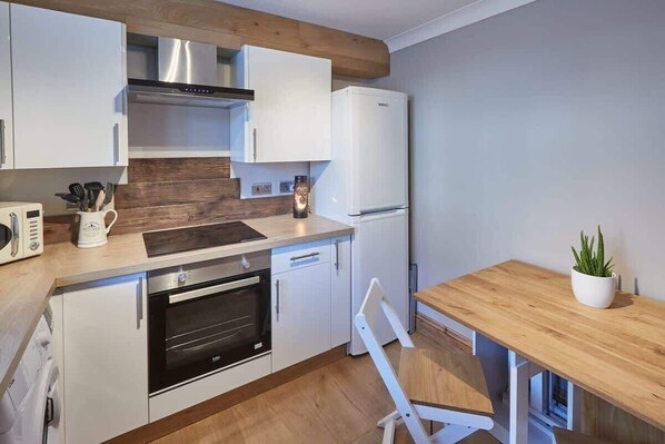 Jääkaappi, mikroaaltouuni, uuni, liesi