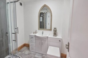 Shower, hair dryer, towels, soap - Host & Stay | Amber Shores (Saltburn-by-the-Sea)