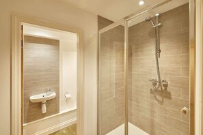 Bathtub, hair dryer, towels, soap - Host & Stay | Austen House (Whitby)
