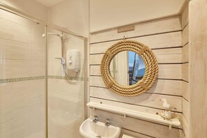 Kylpyamme, hiustenkuivaaja, pyyhkeet, saippua