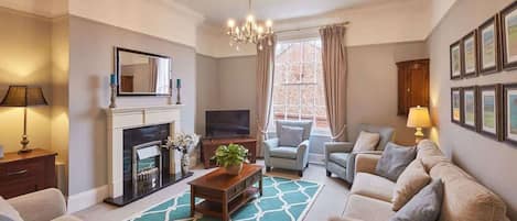 Televisión, chimenea, libros, oficina