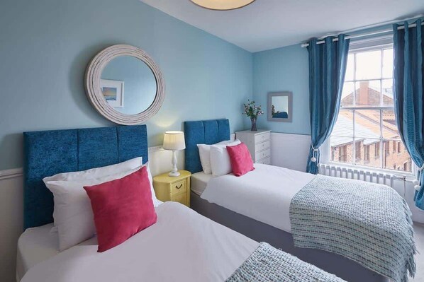 4 makuuhuonetta, työpöytä, silitysrauta/-lauta, Wi-Fi