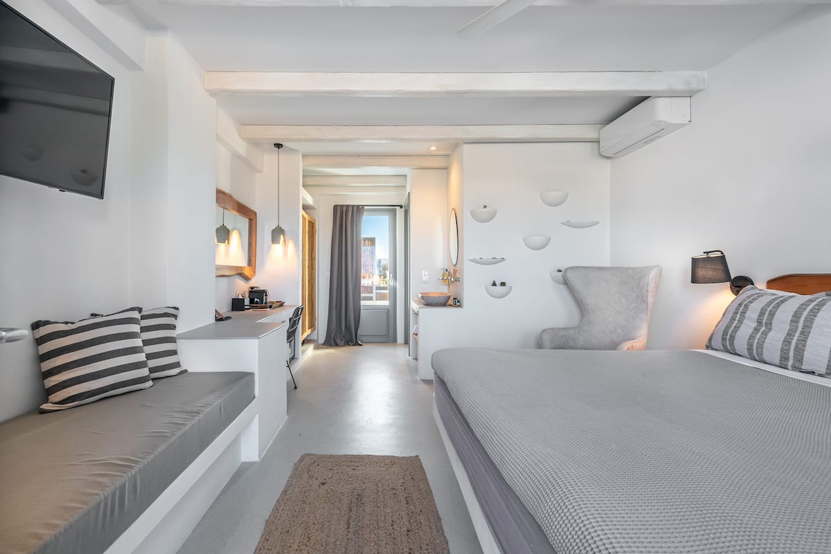 1 bedroom, premium bedding, minibar, in-room safe